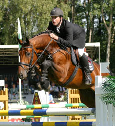Das erfolgreichste Mecklenburger Sportpferd war 2010 der Hengst Chacco-Blue (v. Chambertin / Contender / Godavari xx), hier noch mit seinem ersten Reiter André Plath fünfjährigen im Finale des Bundeschampionats. Foto: Wego Das erfolgreichste Mecklenburger Sportpferd war 2010 der Hengst Chacco-Blue (v. Chambertin / Contender / Godavari xx), hier noch mit seinem ersten Reiter André Plath fünfjährigen im Finale des Bundeschampionats. Foto: Wego